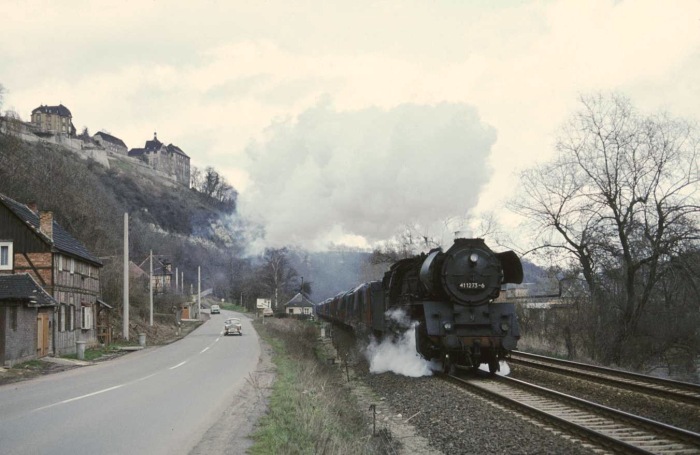 41&nbsp;1125 mit Dg&nbsp;55445 im Saaletal, unverkennbar bei Dornburg, Ende Februar 1982