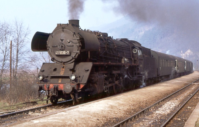 41&nbsp;1036 vor P&nbsp;5018 in Uhlstädt, im April 1978