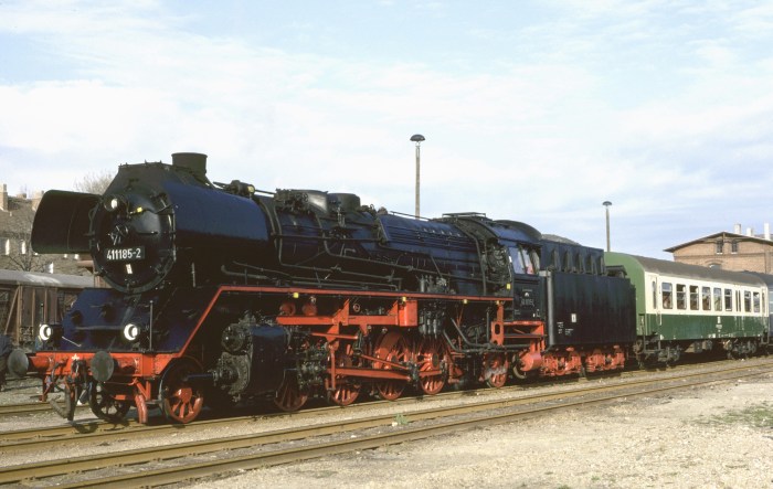 41&nbsp;1185 vor Sonderzug in Wanzleben, 08.04.1990