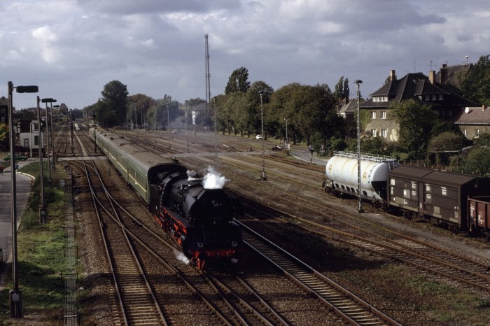 41&nbsp;1185 mit Zug der Russischen Armee, Durchfahrt Genthin, 19.10.1991