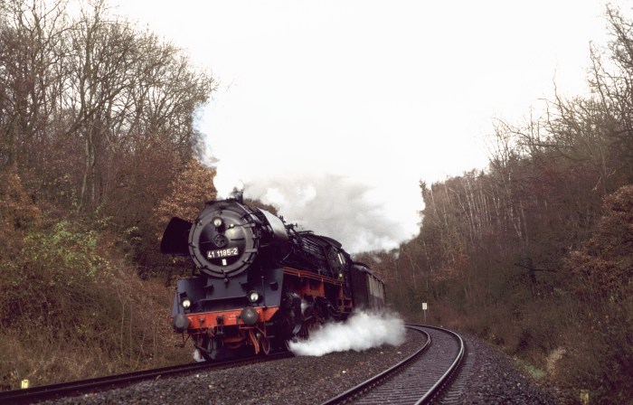 41&nbsp;1185 mit  Orient-Express -Sonderzug im Wald-Einschnitt vor Vienenburg, am 30.11.1997