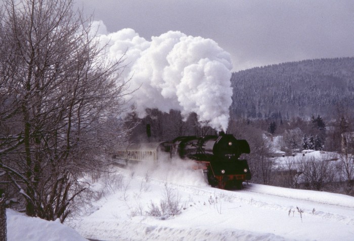 41&nbsp;1144 mit RE Rodelblitz Ausfahrt Zella-Mehlis, 12.02.2006