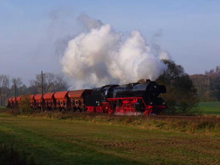 41&nbsp;1144 mit einem gestellten (= Unwort-Bezeichnung: gefakten...;-) Güterzug aus Richtung Salzungen nach Eisenach Ausfahrt aus Oberrohn, um 9:36h am 28.10.2011