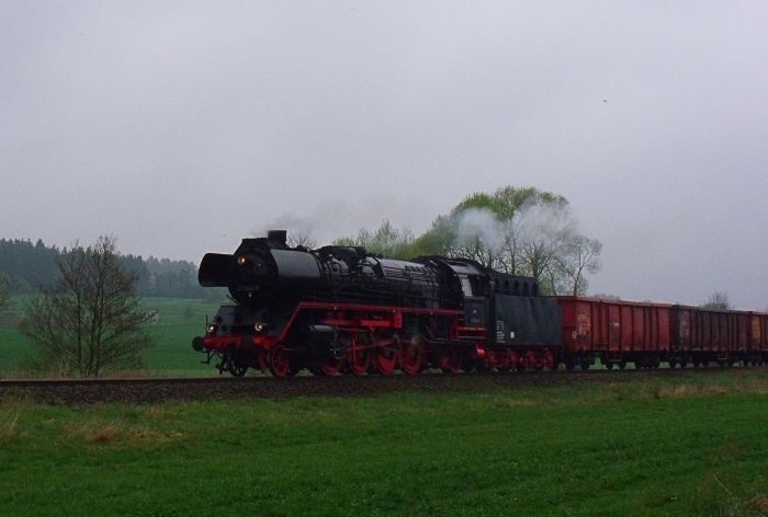 41&nbsp;1144 rollt mit DGz&nbsp;91674 (Eisenach-Immelborn) abwärts durch Oberrohn hindurch, um 8:43h am 10.04.2014