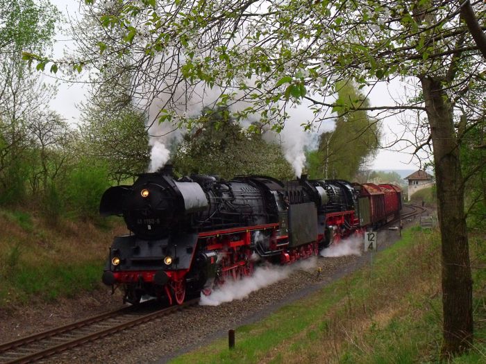 41&nbsp;1150 + 41&nbsp;1144 mit DGz&nbsp;91679 (Holzzug ->Eisenach) Ausfahrt Marksuhl, um 17:51h am 10.04.2014