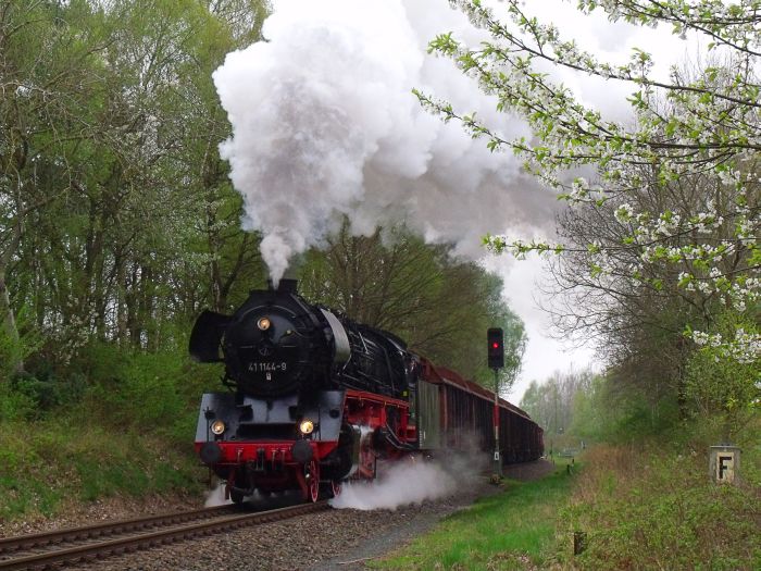 41&nbsp;1144 mit DGz&nbsp;91705 ganz unspektakulär aber wie üblich, laut und brillant Ausfahrt Marksuhl, um 10:39h am 11.04.2014