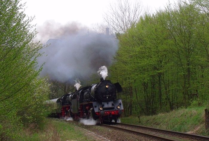 41&nbsp;1150 + 41&nbsp;1144 mit Sonder- Personenzug DPe&nbsp;91710 (Eisenach-Meiningen), unverkennbar in der Steigung am ehemaligen Block Höpfen (im Qualm der Loks ist die Wartburg zu erahnen), um 16:28h am 11.04.2014
