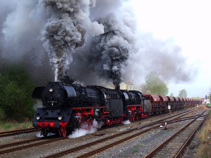 41&nbsp;1150 + 41&nbsp;1144 mit der ersten Anfahrt des schweren, vollen Kieszuges, der bei dieser Veranstaltung etwas spazieren gefahren wurde. Phantastisch harte und laute Ausfahrt des DGz 91722 aus Immelborn, erst mal Richtung Meiningen, um 10:12h am 12.04.2014