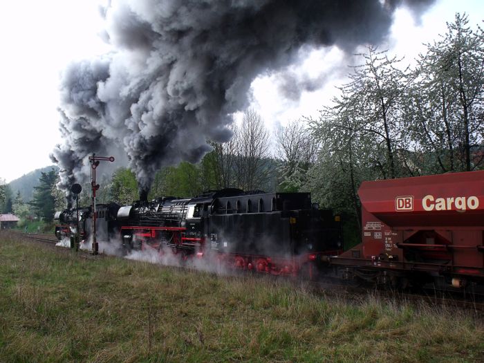 41&nbsp;1150 + 41&nbsp;1144 mit der ersten Anfahrt des schweren, vollen Kieszuges, der bei dieser Veranstaltung etwas spazieren gefahren wurde. Phantastisch harte und laute Ausfahrt des DGz&nbsp;91722 aus Immelborn, erst mal Richtung Meiningen, um 10:12h am 12.04.2014