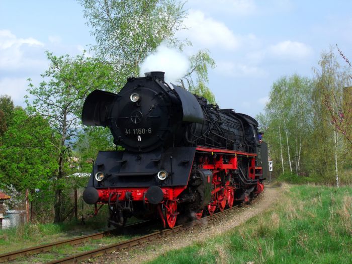 41&nbsp;1150 rückwärts und abwärts auf dem Anschlußgleis Richtung Kieswerk, um Wasser zu erhalten und die restlichen 7 vollen Kieswagen herauszuziehen, um 15:17h am 12.04.2014