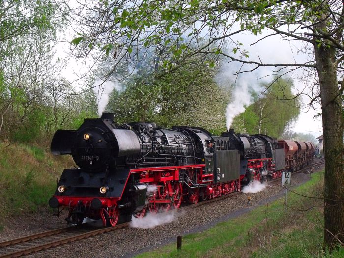 41&nbsp;1144 + 41&nbsp;1150 krachen mit dem schweren Kieszug DGz&nbsp;91726 aus Marksuhl heraus, kräftig und laut geschoben von 50&nbsp;0072 (Foto siehe Seite der 50.35), um 18:37h am 12.04.2014