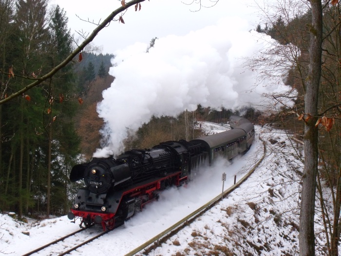 41&nbsp;1144 mit RE Rodelblitz (Eisenach -> Arnstadt) ebenso laut bei Strecken-km 17,2, vor dem Hirschberg-Tunnel bei Springstille,  um 11:44h am 11.02.2017