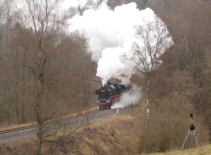41&nbsp;1144 mit Rodelblitz (Arnstadt -> Eisenach) in der großen Kurve im Wald vor Altersbach, um 12:20h am 26.01.2020