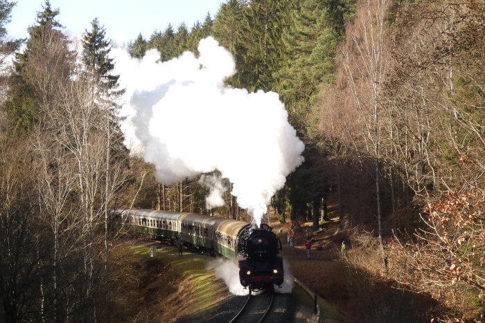 41&nbsp;1144 mit Rodelblitz (Eisenach&rarr;Arnstadt), fotografiert an der Sound-Aufnahmestelle bei Springstille, um 12:00h am 27.01.2024