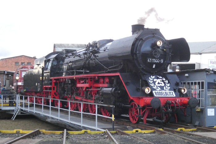41&nbsp;1144 mit dem schön auffälligen, großen Jubiläumsschild auf der Pufferbohle wird gerade am Zielort im Bw Arnstadt gedreht, um 15:32h am 25.01.2025