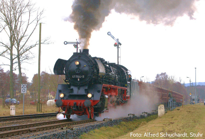 41&nbsp;1144 mit dem ziemlich schweren DGz&nbsp;203 (sieht gar nicht so schwer aus...) machte sowohl bei der Einfahrt als auch bei der hier zu sehenden Ausfahrt Oberrohn ein tolles, akustisches Spektakel, um 10:40h, 11.04.2013
