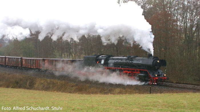 41&nbsp;1144 mit DGz&nbsp;302 im heftigen -auch akustisch manchmal störenden - Regen, fotografiert nahe der Sound-Aufnahme, nämlich vor Oberrohn, um 9:34h am 12.04.2013
