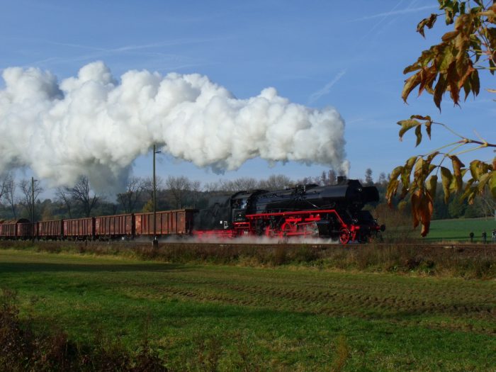 41&nbsp;1144 mit Holzzug DGz&nbsp;103 Richtung Eisenach an der Ausfahrt von Oberrohn, um 10:38h am 27.10.2011
