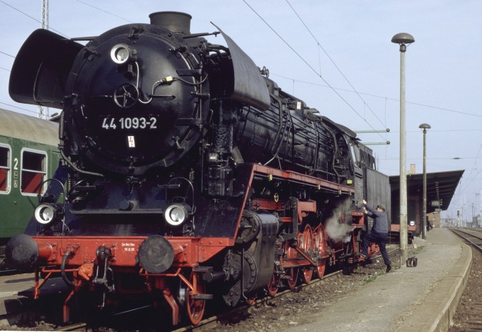Die 44&nbsp;1093, damals noch mit Kohlefeuerung, wartet schon, um vor den Schnellzug D&nbsp;551 nach Meiningen zu gehen, der schön lang war und daher auch hervorragende Mitfahr-Aufnahmen garantiert hatte, fotografiert im Bahnhof Arnstadt um 10:15h am 11.04.1992.