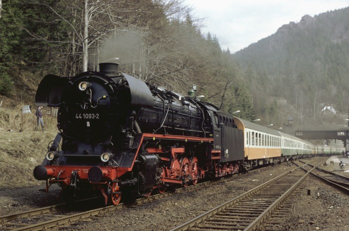 44&nbsp;1093 vorm Schnellzug D&nbsp;551 nach Meiningen in Oberhof beim Wasserhalt, um 12:00h am 11.04.1992