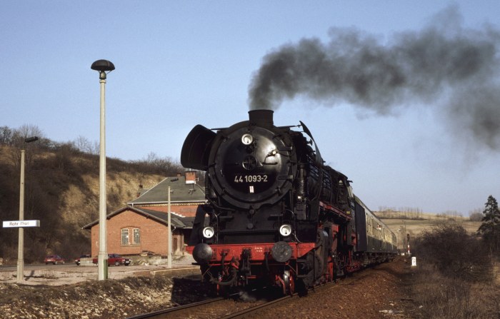 44&nbsp;1093 vor N&nbsp;6885 im Bahnhof Rohr, 19.03.1993