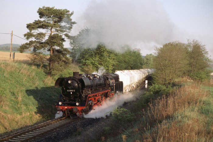 44&nbsp;0093 Sondergüterzug DNG&nbsp;1 hinter Singen, 05.05.2000
