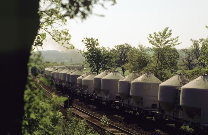 44&nbsp;0093 mit DNG&nbsp;1 hinter Saalfeld, am 05.05.2000