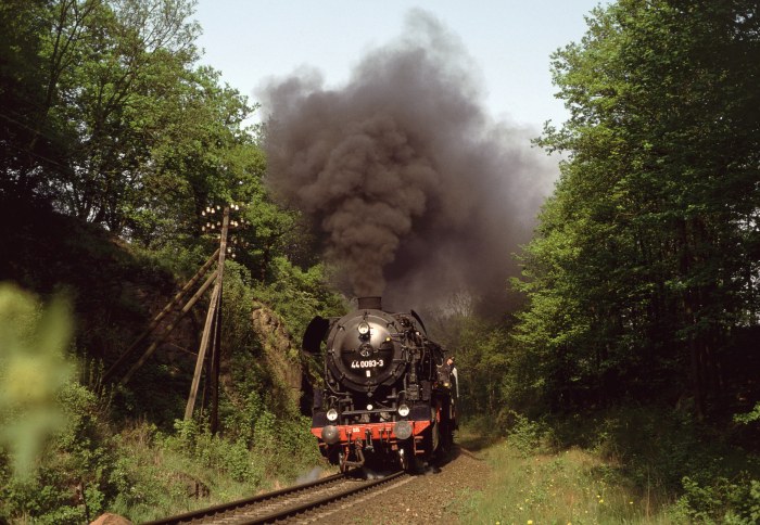 44&nbsp;0093 mit DNG&nbsp;3 Gera->Saalfeld-Arnstadt hinter Weida bei Grochwitz, am 05.05.2000