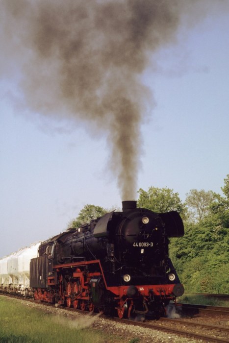 44&nbsp;0093 Sondergüterzug DNG&nbsp;3 Ausfahrt Oppurg, am 05.05.2000