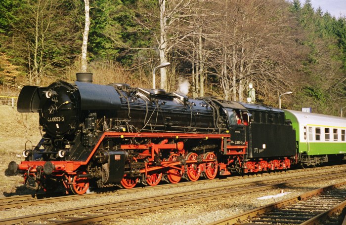 44&nbsp;0093 mit Sonderzug in Oberhof, Februar 1998
