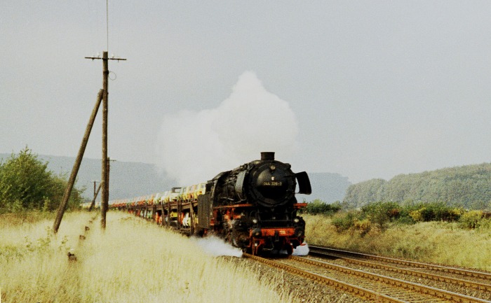 044&nbsp;334 mit Autozug zwischen Neuekrug-Hahausen und Seesen, Oktober 1974