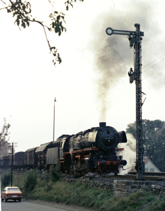 044&nbsp;204 mit Güterzug zurück Richtung Seesen erhielt einen Signalhalt bei Bad Gandersheim, Oktober 1974