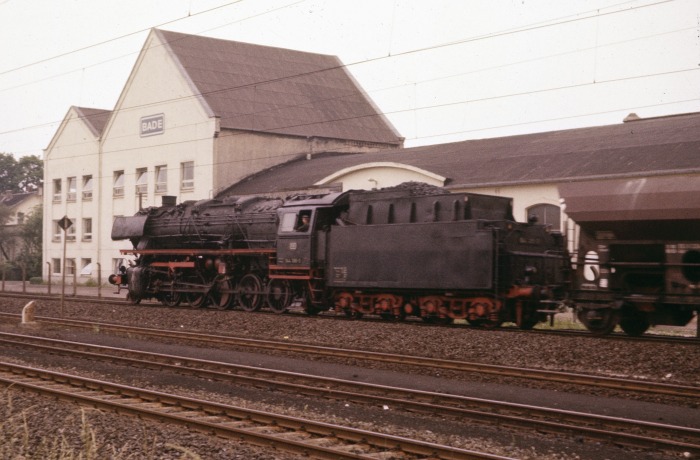 044&nbsp;390 kommt mit Güterzug aus Richtung Braunschweig am östlichen Stadtrand von Lehrte angefahren, um 9:27h am 24.06.1975