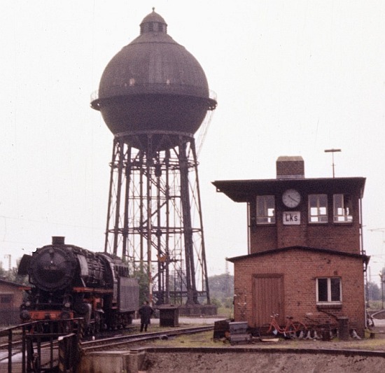 044&nbsp;390 im Bw Lehrte. Hier konnte man sie dann vor der berühmten Kulisse von einem der Stellwerke, Drehscheibe und Wasserturm fotografieren, am 24.06.1975