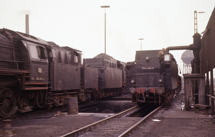 044&nbsp;434  erhält Wasser im Bw Lehrte, am 24.06.1975