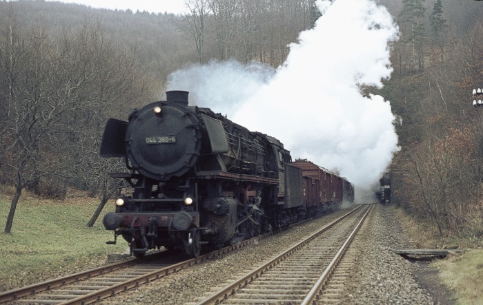 044&nbsp;360 mit Dg&nbsp;53842 am Ertinghäuser Tunnel, am 29.12.1975