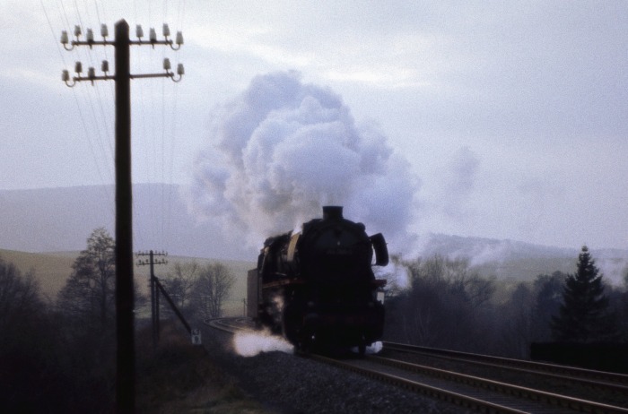 044&nbsp390 als Lz Richtung Northeim (anstatt des immer schön lauten und schweren Dg&nbsp;53849), bei Volpriehausen kurz vorm Ertinghäuser Tunnel, um 15:30h am 29.12.1975