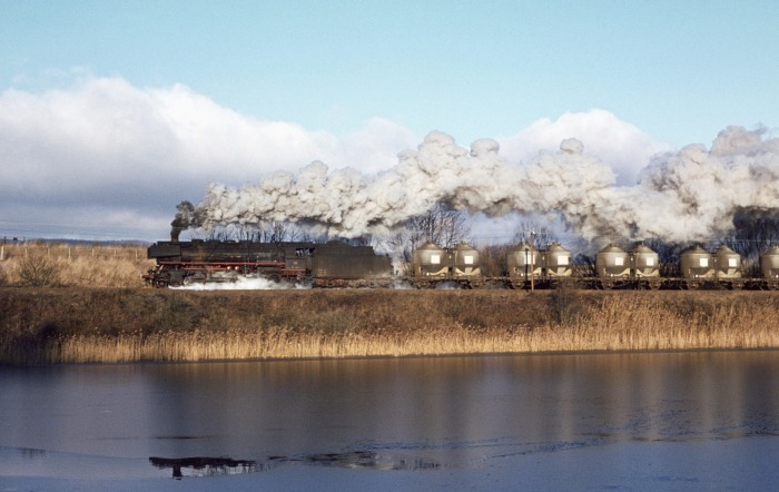 044&nbsp;360 mit UCs-Silowagenzug hinter Ausfahrt Ellrich, am 02.01.1976
