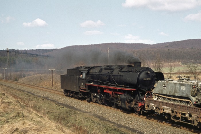 044&nbsp;678 hatte hier so einen dieser Militärzüge nachgeschoben und hängt nun hinten dran, fotografiert auf der Strecke zwischen Osterode und Herzberg, um 13.15h am 20.03.1976