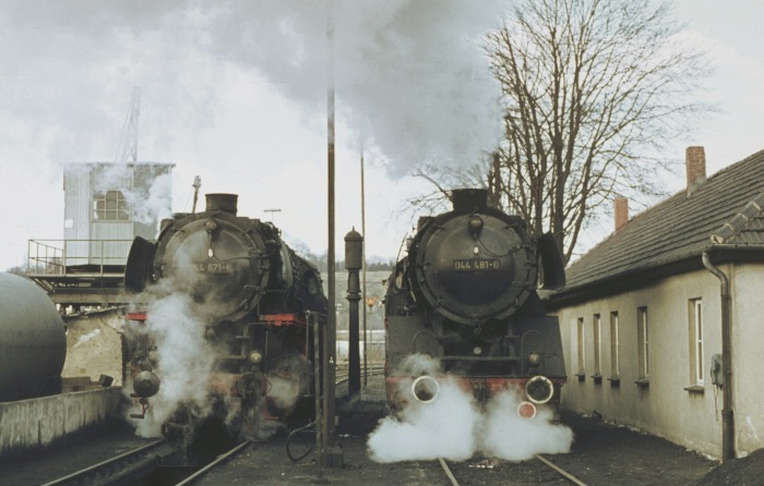 044&nbsp;671 neben 044&nbsp;481 im Bw Herzberg, am 20.03.1976
