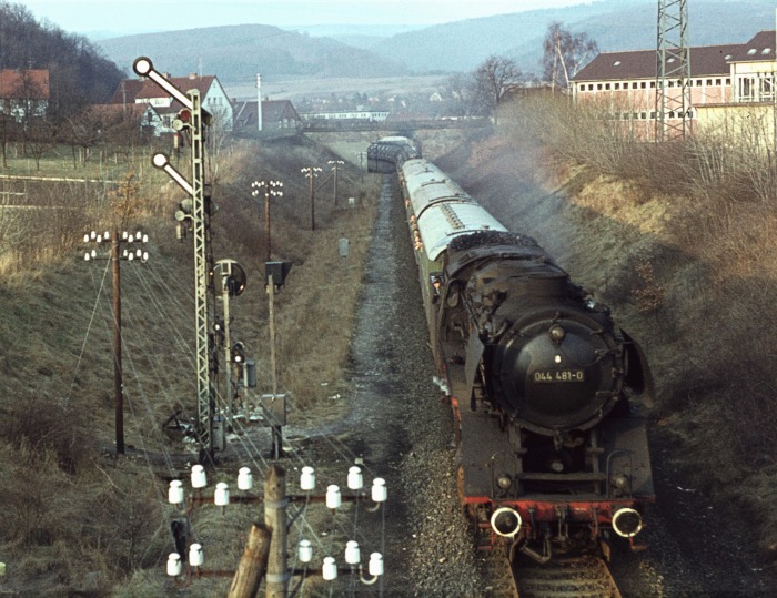 044&nbsp;481 mit Militärzug Einfahrt Herzberg, 20.03.1976