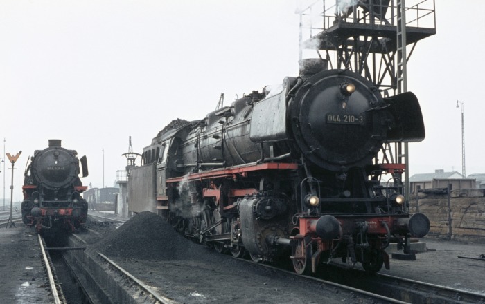 044&nbsp;534 neben 044&nbsp;210 im Bw Ottbebrgen, am 23.03.1976