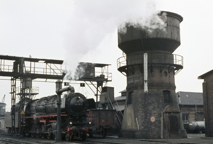 044&nbsp;210 im Bw Ottbergen, am 23.03.1976