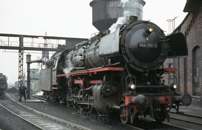 044&nbsp;210 im Bw Ottbergen, am 23.03.1976