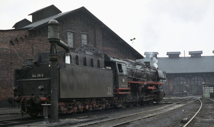 044&nbsp;210 im Bw Ottbergen, am 23.03.1976