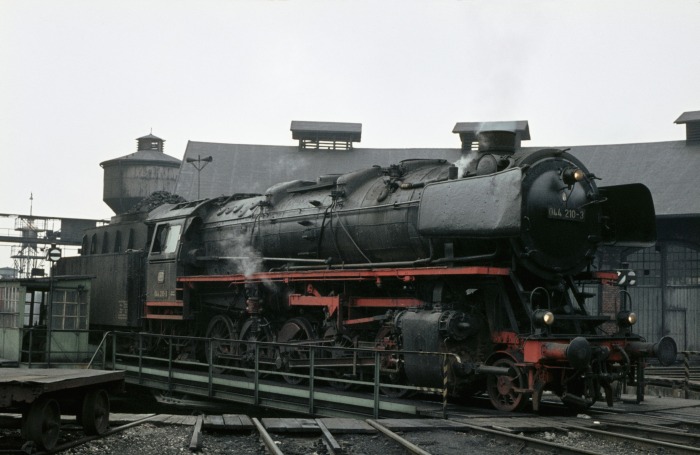 044&nbsp;210 auf der Drehscheibe im Bw Ottbergen, am 23.03.1976