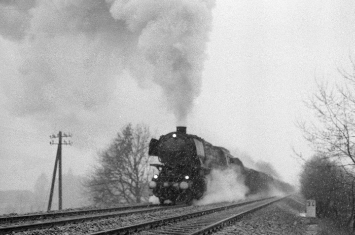 044&nbsp;334 mit Dg vor Uslar im Schneegestöber, am 22.03.1976