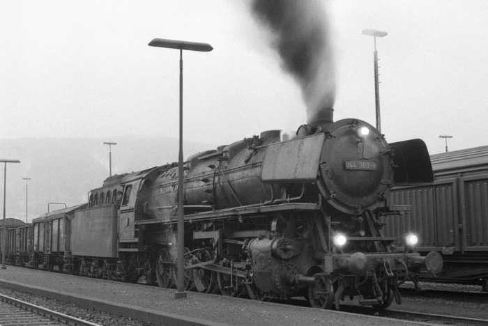 044&nbsp;360 wartet vor Güterzug Ng&nbsp;64119 im Bahnhof Oker, am Abend des 25.03.1976 um 18:40h