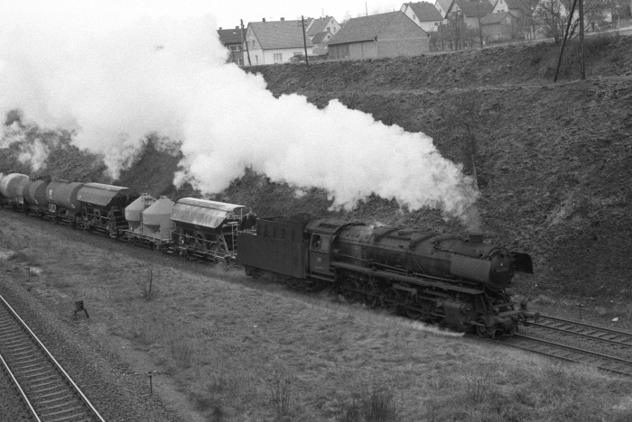 044&nbsp;277 mit Ng&nbsp;64199 (Richtung Braunschweig) kurz hinter Neuekrug-Hahausen, um 15:40h am 26.03.1976