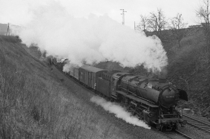 044&nbsp;360 mit Dg&nbsp;54312 ebenfalls Richtung Braunschweig und auch noch mal direkt am Ort Neuekrug-Hahausen fotografiert, um 15:55h am 26.03.1976